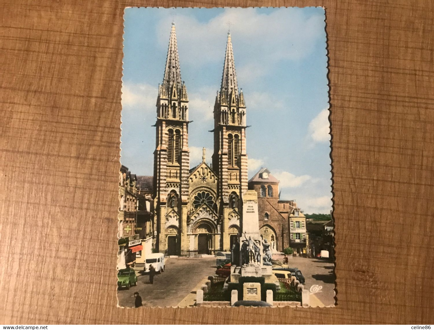 LA FERTE MACE Place Général Leclerc L'église Et Le Monument De La Victoire - La Ferte Mace