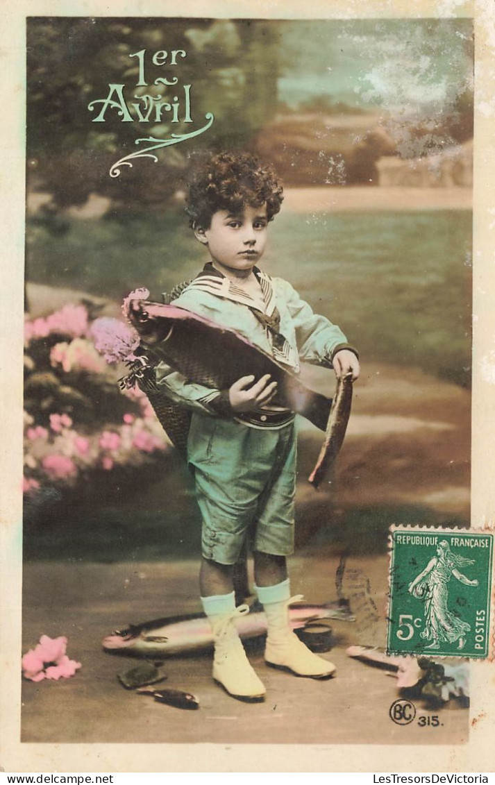 FETES - VOEUX - 1er Avril - Poisson D'Avril - Enfants Tenant Un Poisson Dans Ses Bras- Colorisé - Carte Postale Ancienne - April Fool's Day