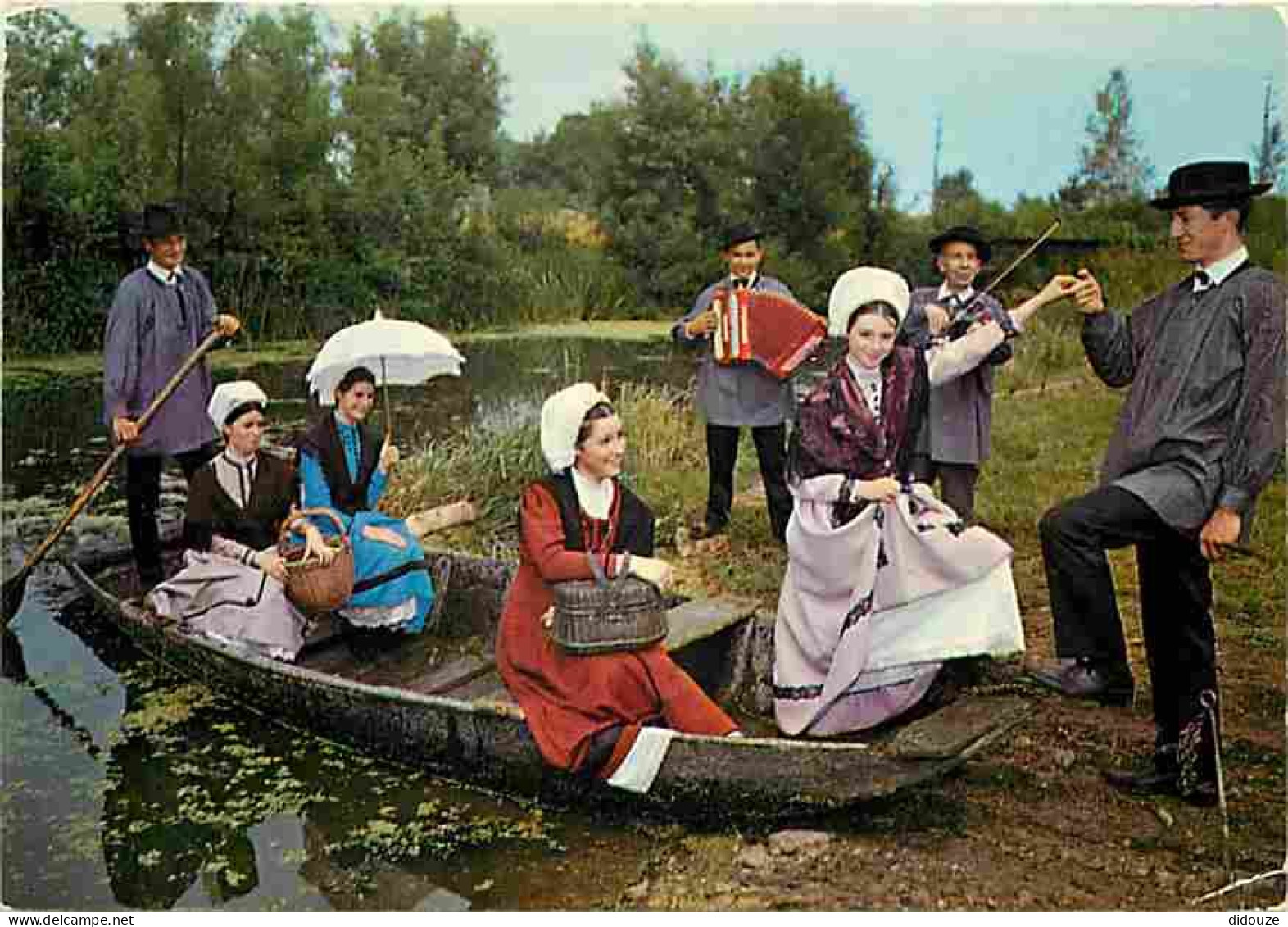 Folklore - Costumes - Fontenay Le Comte - Le Quadrille Vendéen - CPM - Voir Scans Recto-Verso - Costumi