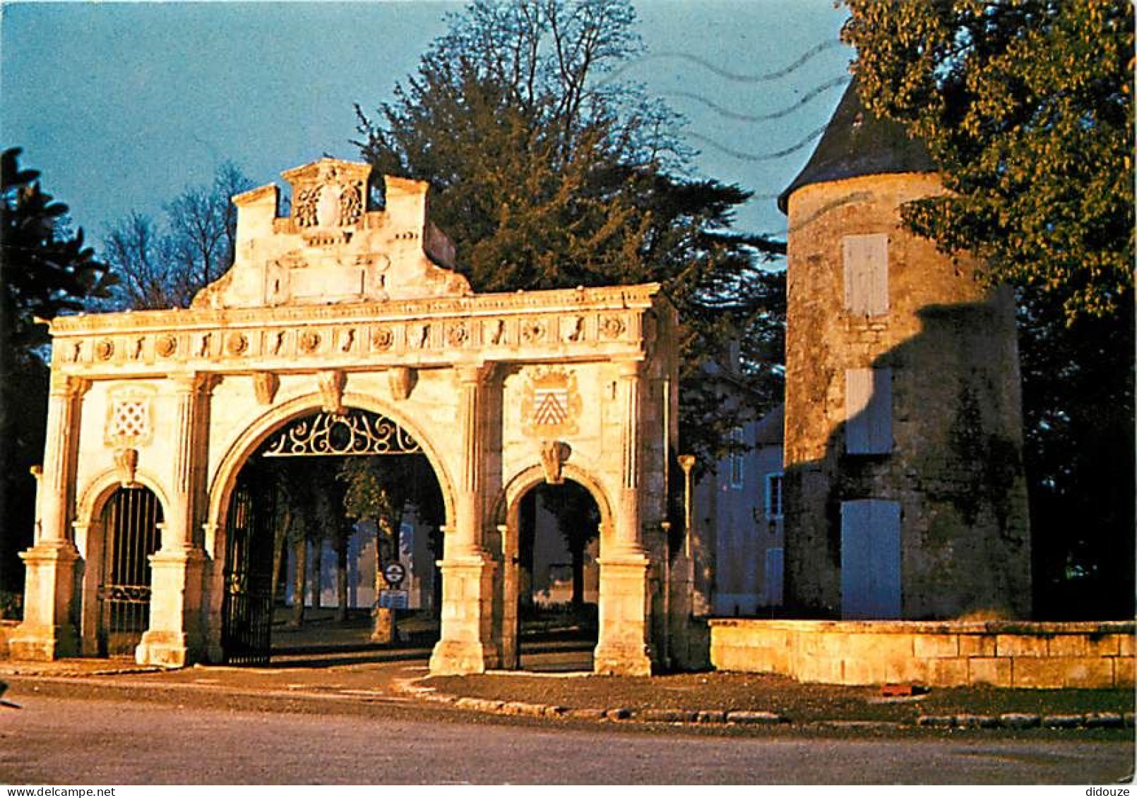 17 - Surgères - Porte Renaissance Et Tour Xlle Siècle - CPM - Voir Scans Recto-Verso - Surgères