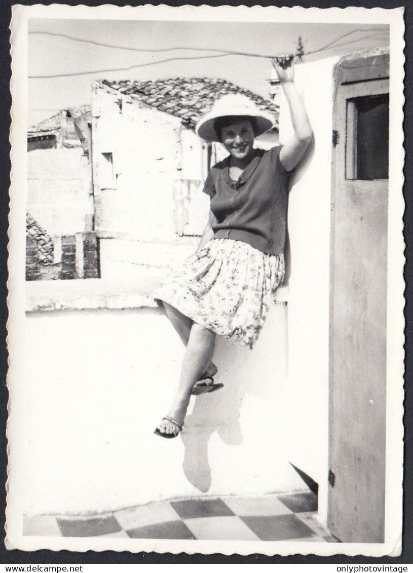 Ritratto Di Una Giovane Donna Sorridente Con Cappello 1950 Fotografia Vintage - Orte