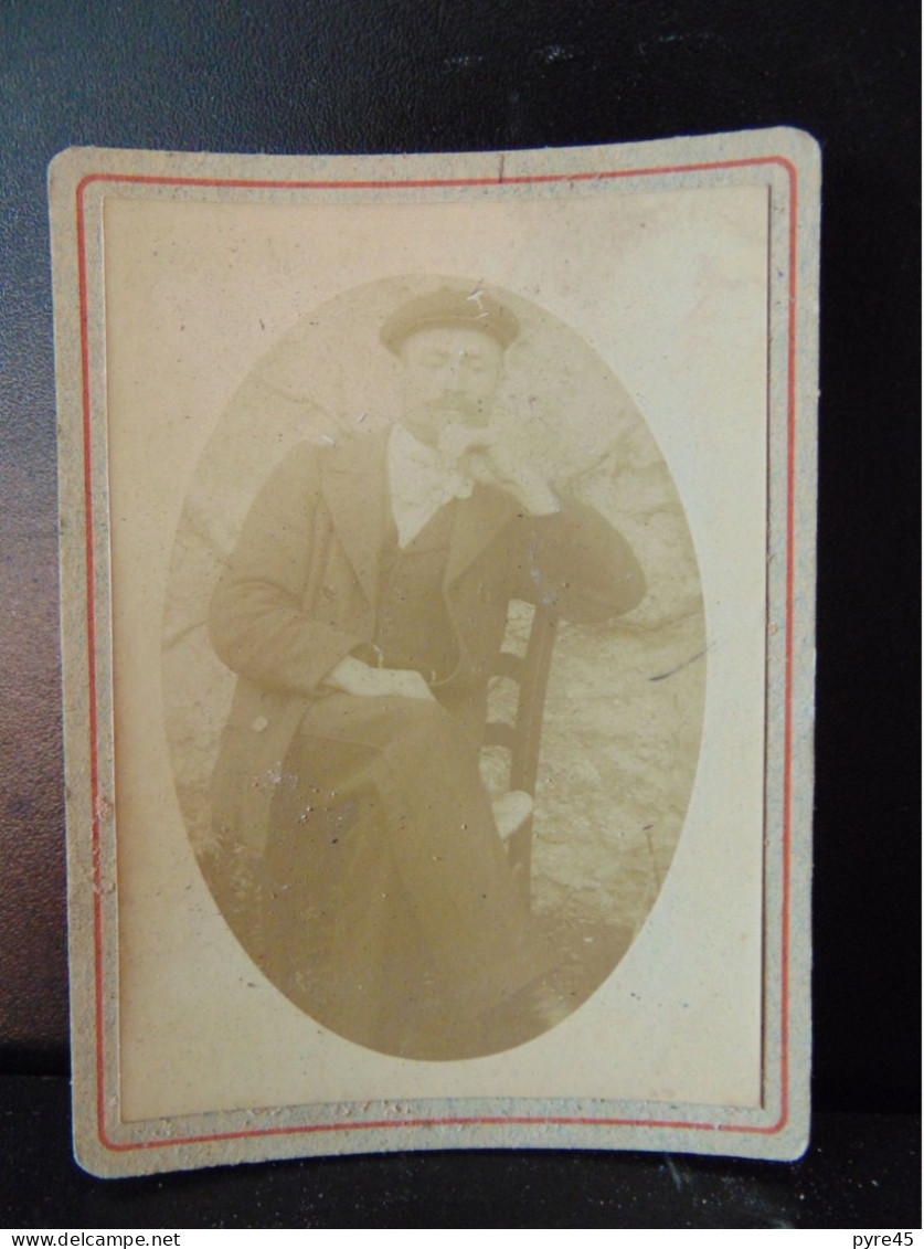 Photo Sur Carton ( 9.5 X 6.5 Cm ) " Homme Coiffé D'une Casquette, Assis Sur Une Chaise " - Alte (vor 1900)