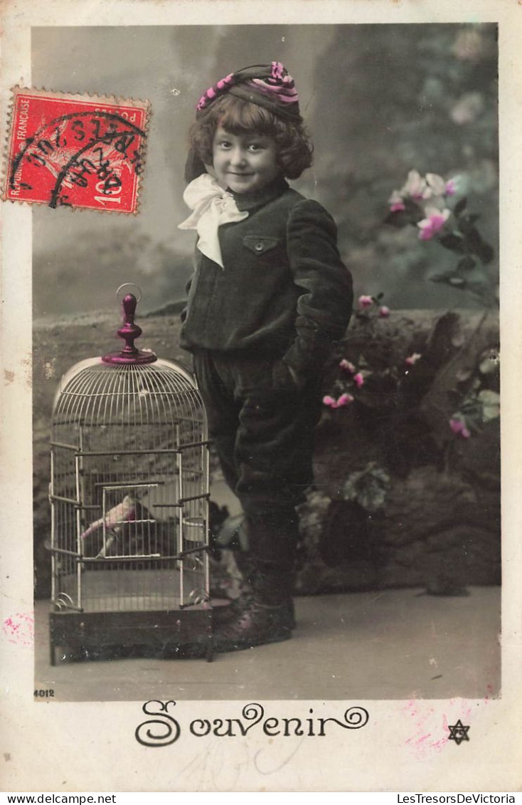 ENFANTS - Jeune Fille Souriante - Costume - Oiseau Dans Une Cage - Fleurs - Colorisé - Carte Postale Ancienne - Andere & Zonder Classificatie