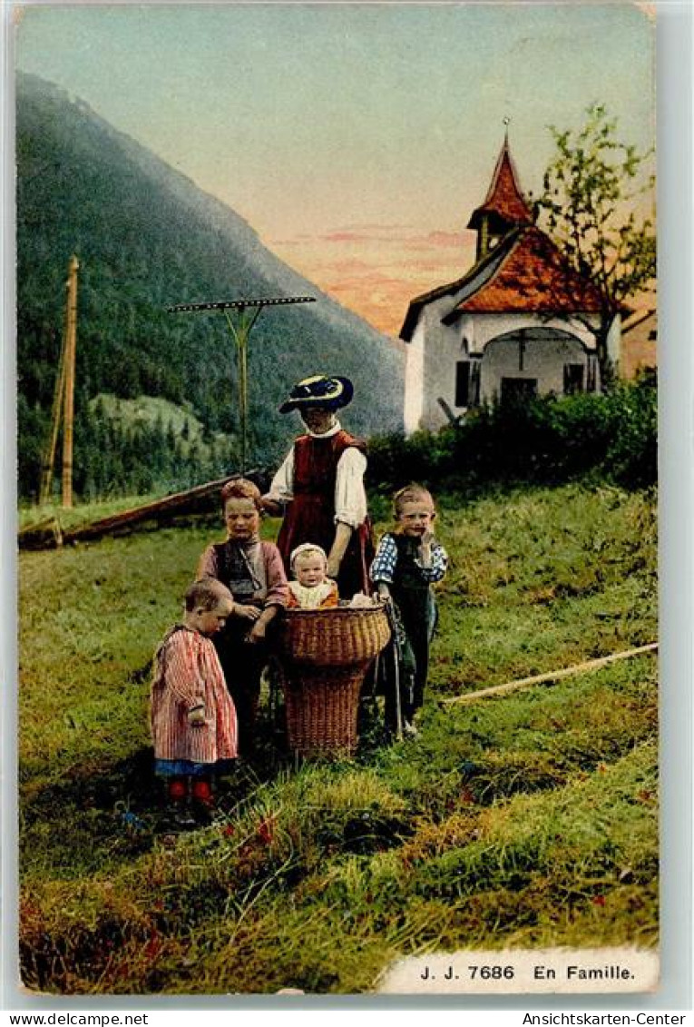39372804 - Bauersfrau Mit Ihren 4 Kleinen Kindern Vor Der Kapelle - Costumi