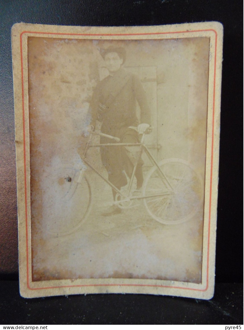 Photo Sur Carton ( 9.5 X 6.5 Cm ) " Homme Et Sa Bicyclette " - Alte (vor 1900)