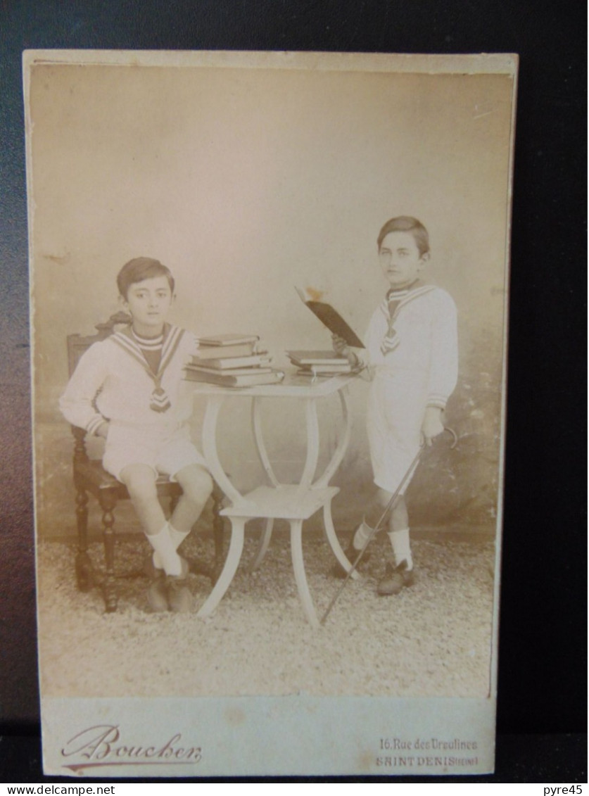 Photo Cabinet ( 16 X 10.5 Cm ) " 2 Jeunes Garçons Près D'une Table Avec Des Livres " Photographe Boucher, Saint-Denis - Alte (vor 1900)