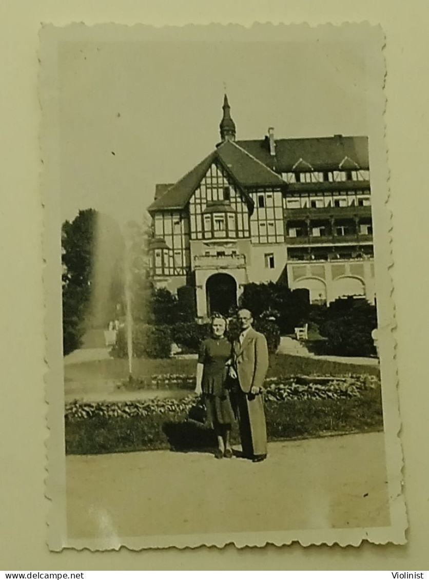 Poland-Woman And Man In The Garden Of Kudowa-Zdrój-1943. - Orte