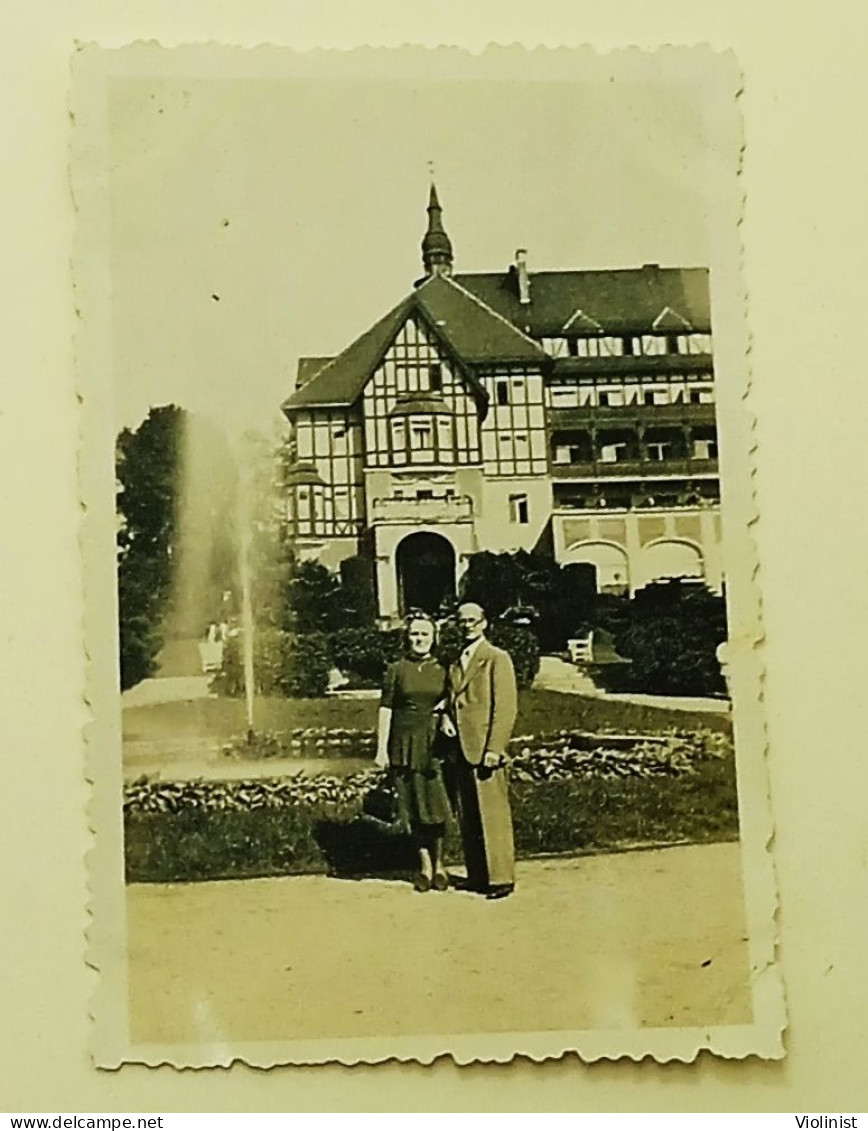 Poland-Woman And Man In The Garden Of Kudowa-Zdrój-1943. - Orte