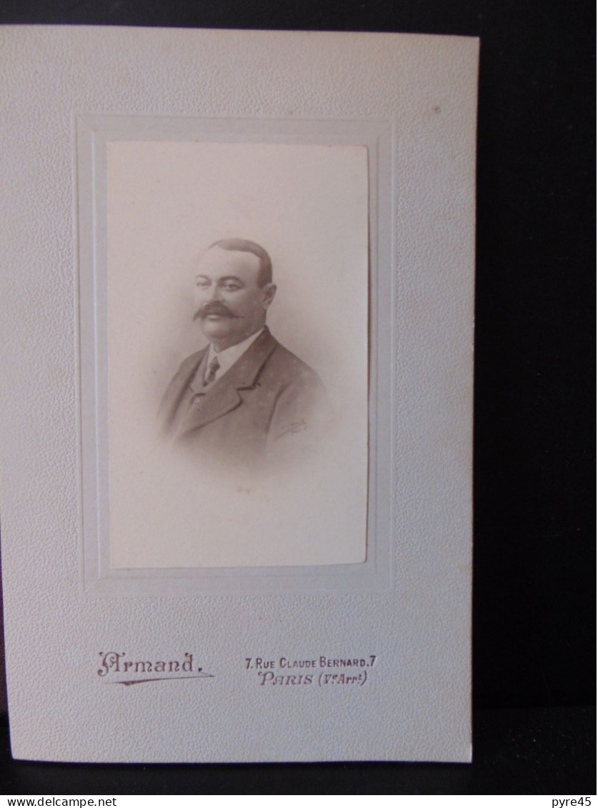 Photo Cabinet ( 16 X 10.5 Cm ) " Homme à La Longue Moustache " Photographe Armand, Paris - Alte (vor 1900)