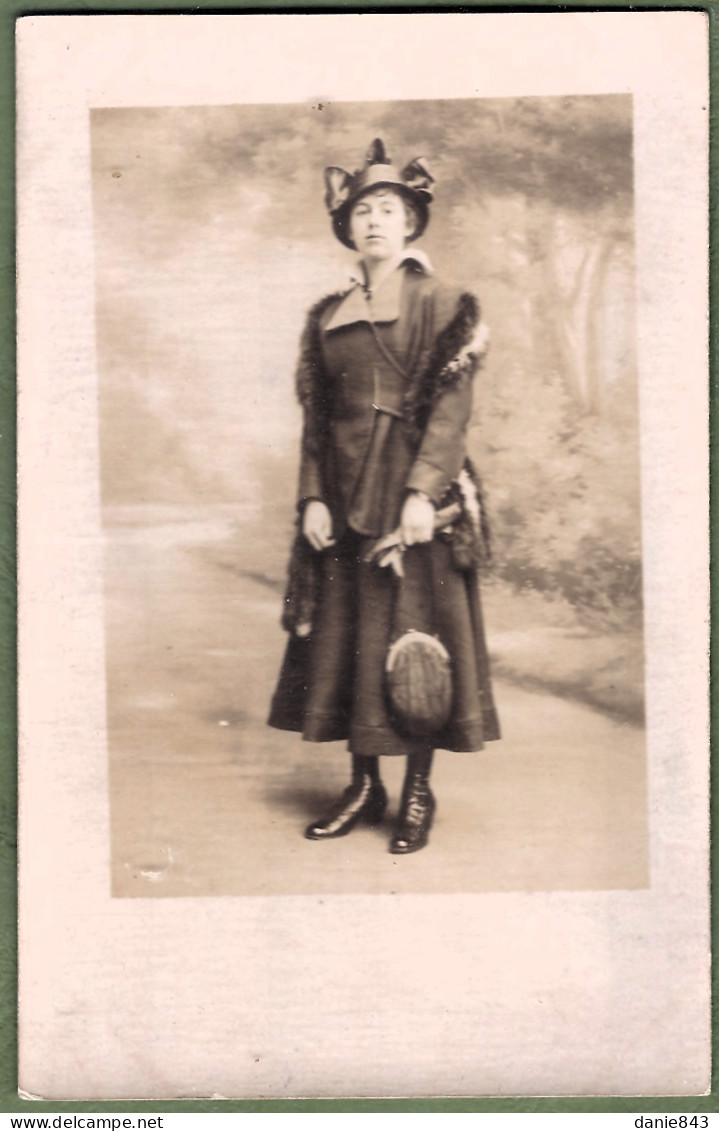 CARTE PHOTO -  FEMME ÉLÉGANTE  MODE, CURIEUX CHAPEAU - - Moda