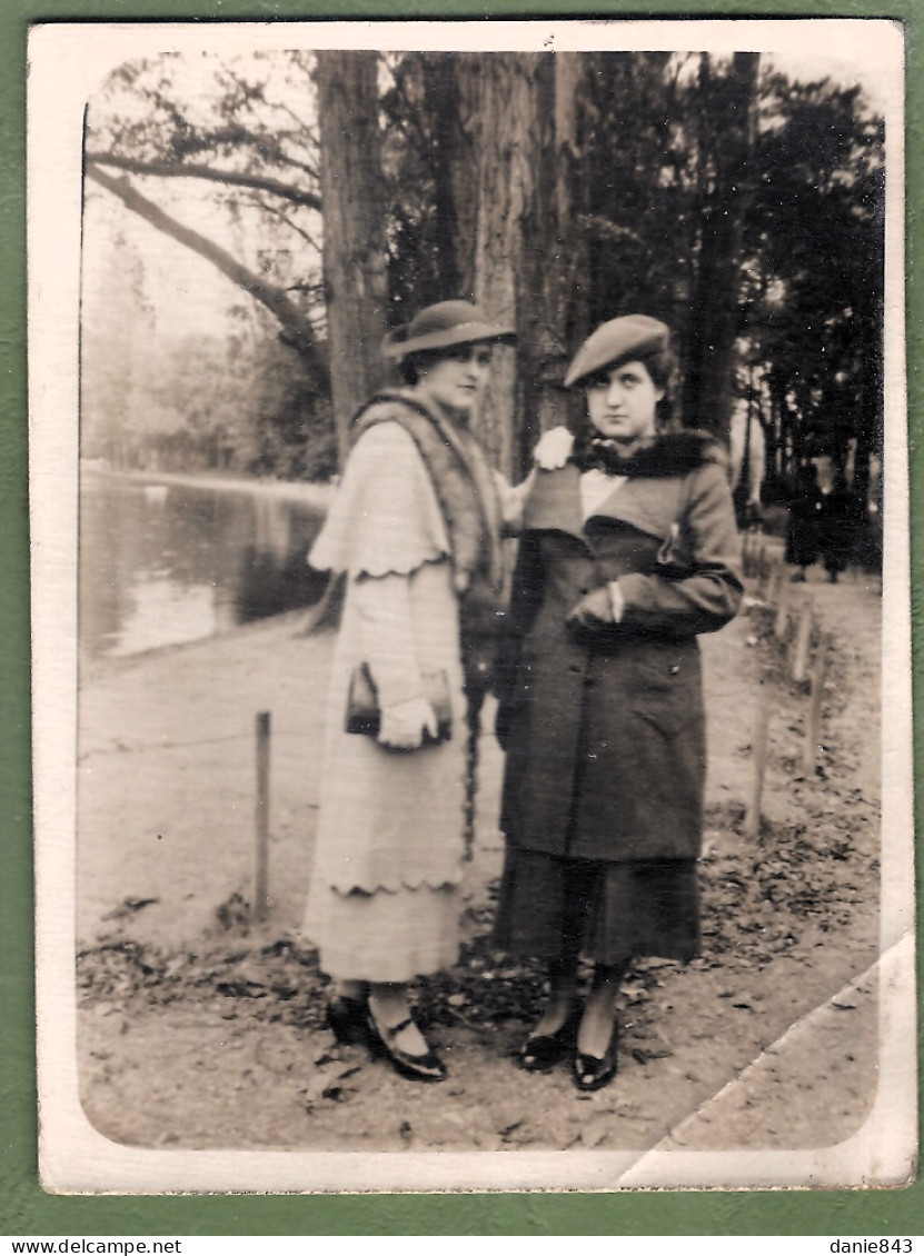 CARTE PHOTO -  FEMMES ÉLÉGANTES AU BOIS DE VINCENNES, MODE, COL DE VISON ET CHAPEAU - - Fashion