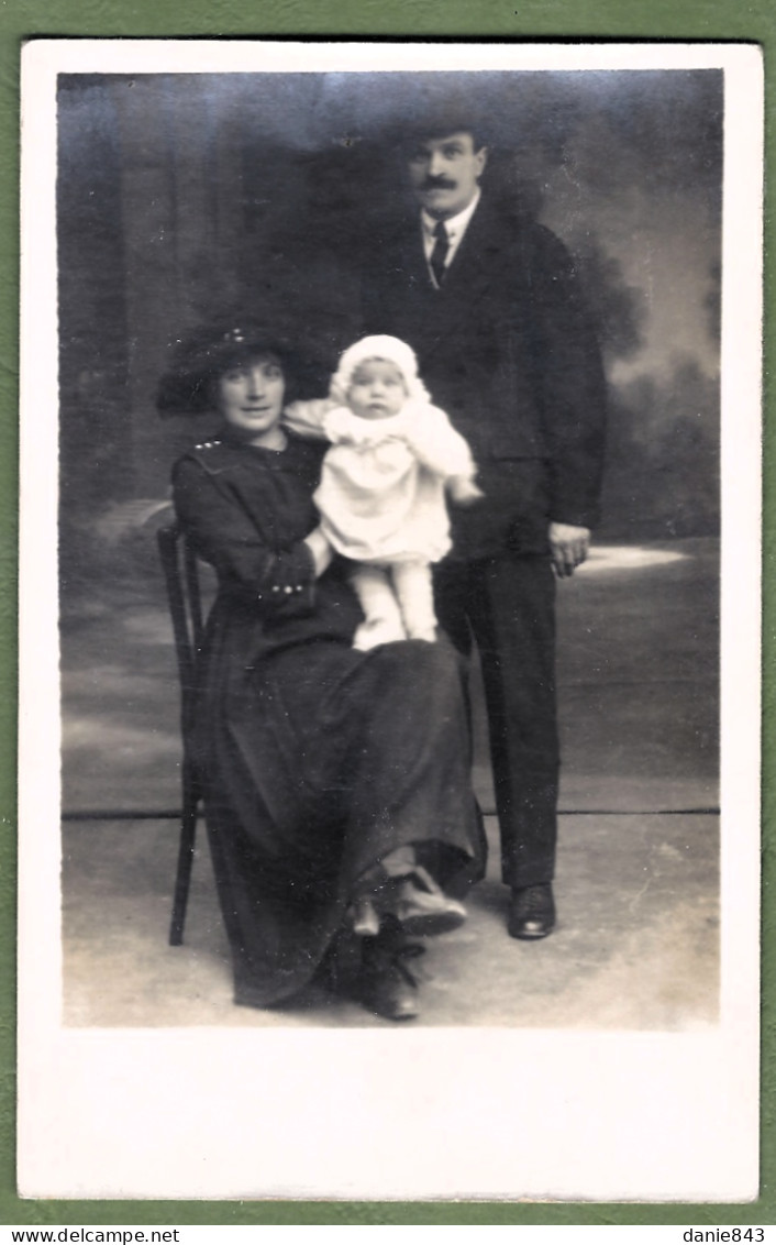 CARTE PHOTO -  COUPLE ÉLÉGANT DE SAINT DIZIER AVEC BÉBÉ , MODE, CHAPEAUX - Ateliers Dumas Vorzet à St Dizier - Moda