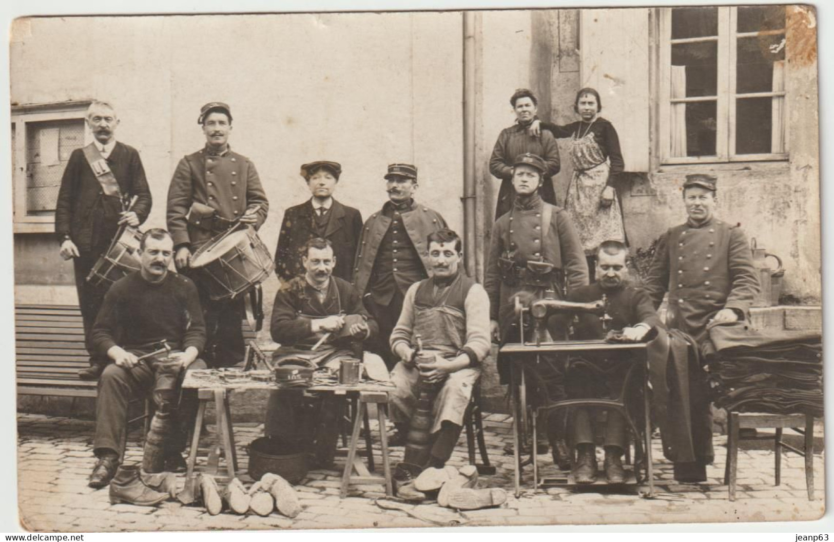 RIOM (?) - 105eme Régiment. (cordonniers, Musiciens)  (CARTE PHOTO) (2 Scans) - Régiments