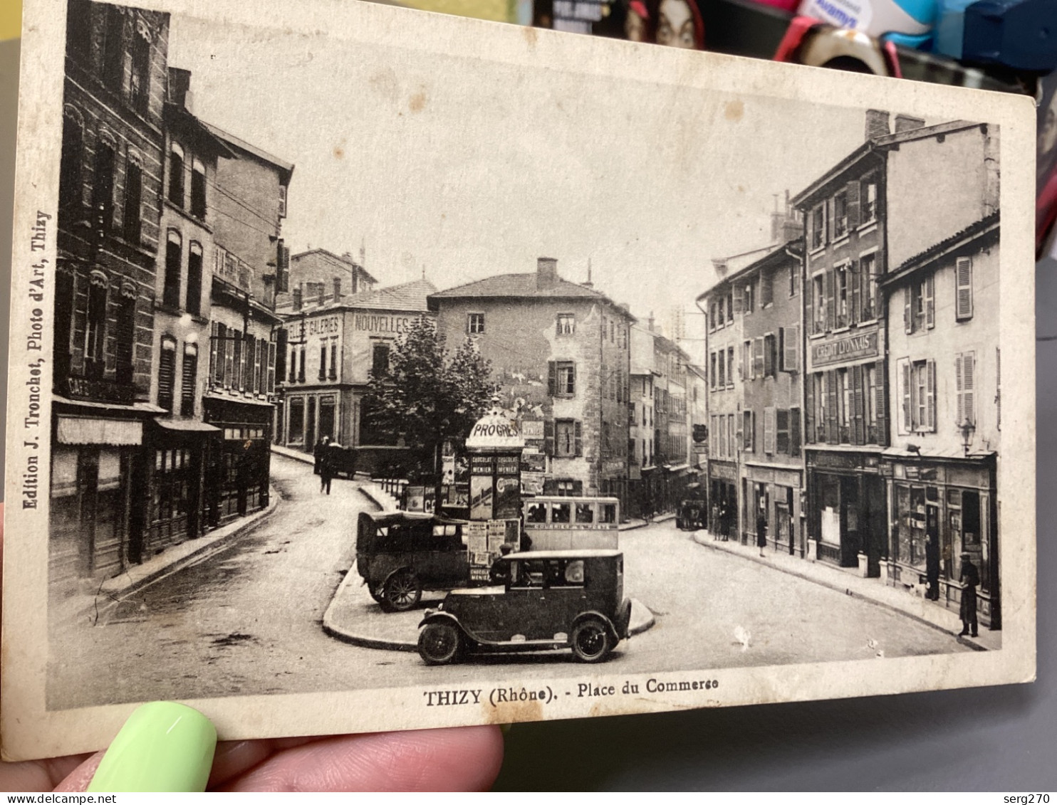 CPA 69 THIZY PLACE DU COMMERCE ET RUE PERRIN FRERES Commerces Vieilles Voitures Carte Rare Magasin Personnes - Thizy