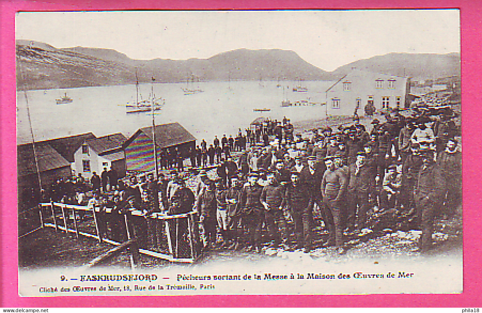 FASKRUDSFJORD  – PECHEURS SORTANT DE LA MESSE A LA MAISON DES ŒUVRES DE MER  - BATEAUX - Islanda