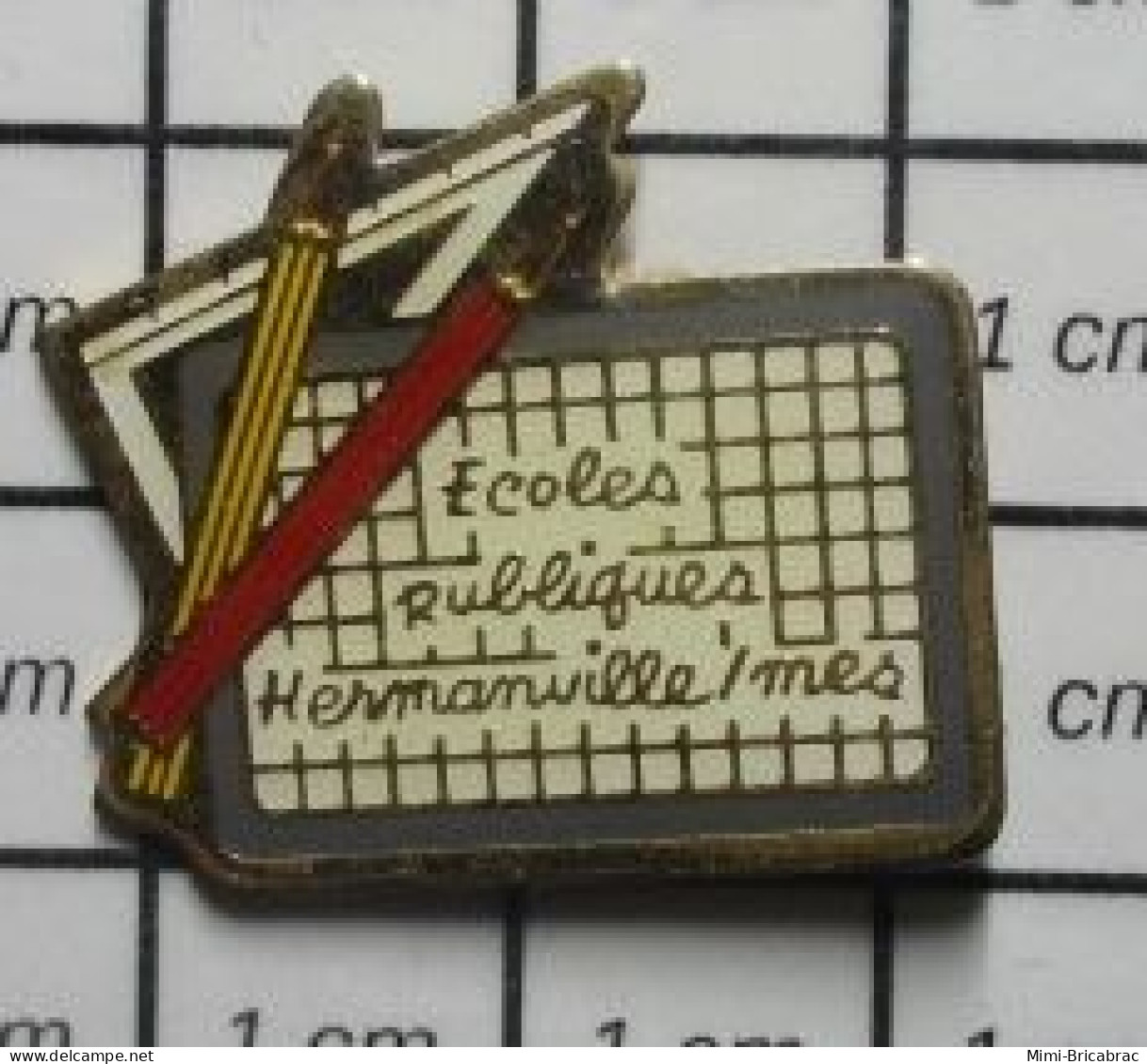 1618A Pin's Pins / Beau Et Rare : ADMINISTRATIONS / ECOLES PUBLIQUES HERMANVILLE SUR MER ARDOISE CRAYON RAPPORTEUR - Administraties