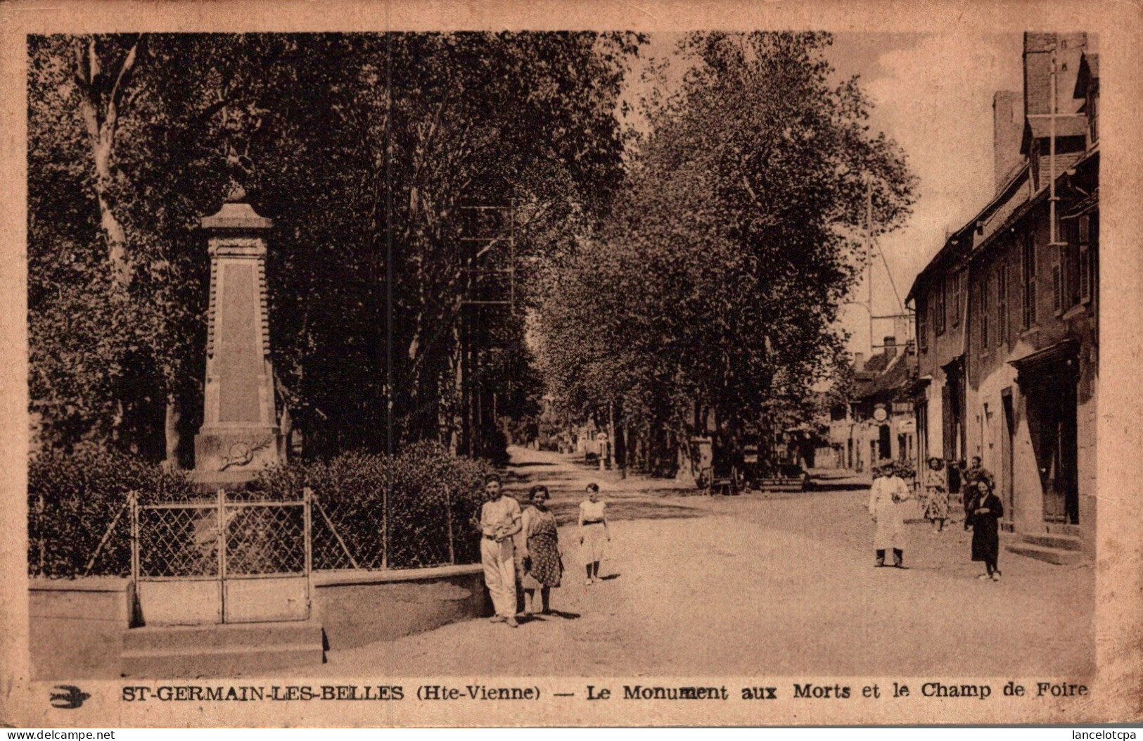 87 - SAINT GERMAIN LES BELLES / LE MONUMENT AUX MORTS ET LE CHAMP DE FOIRE - Saint Germain Les Belles