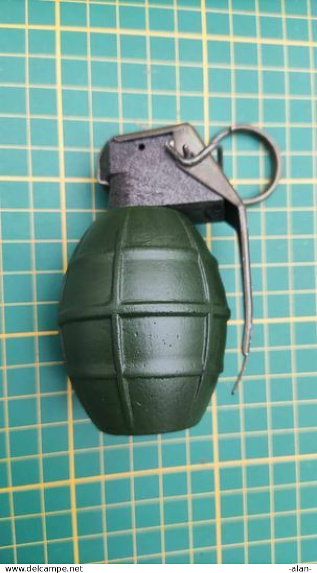 Grenade M72  Corps En Résine ( COPIE)  Avec Allumeur Complet Original Neutralisé. - Armas De Colección