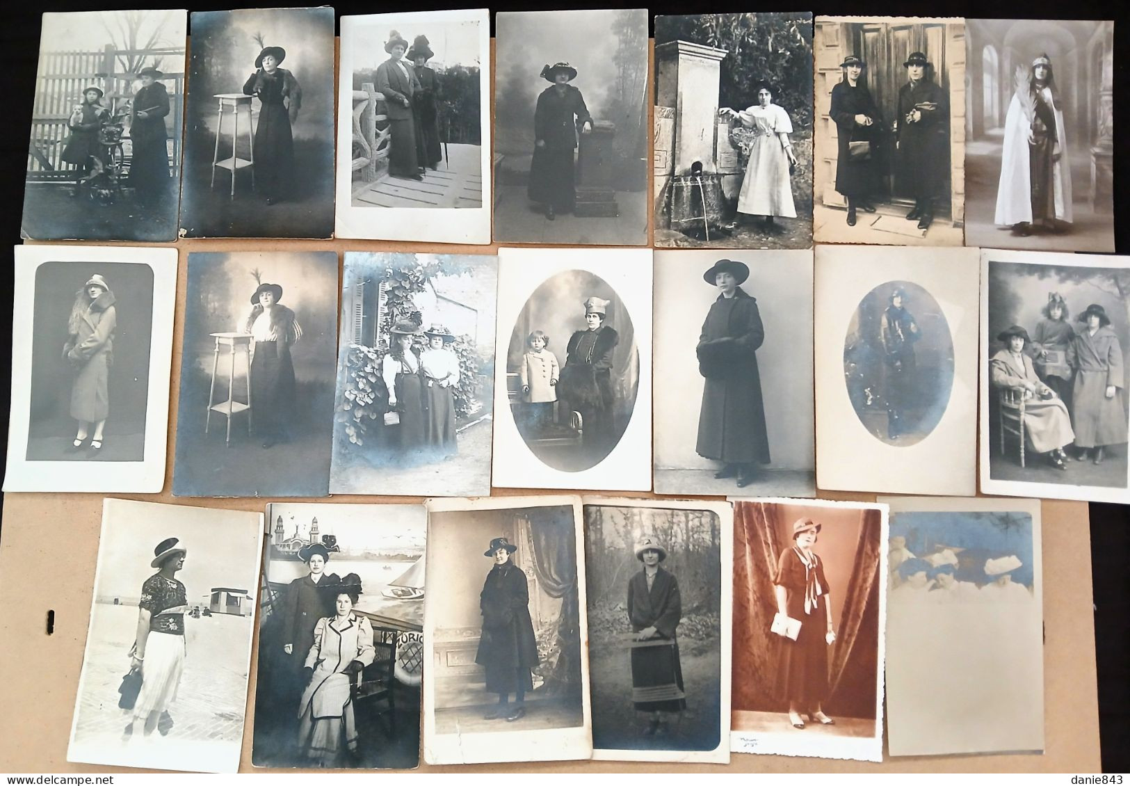 Lot De 20 CARTES PHOTOS - FEMMES & GROUPES DE FEMMES, MODE, CHAPEAUX,  - Toutes Les Cartes Sont Visibles - 5 - 99 Postales