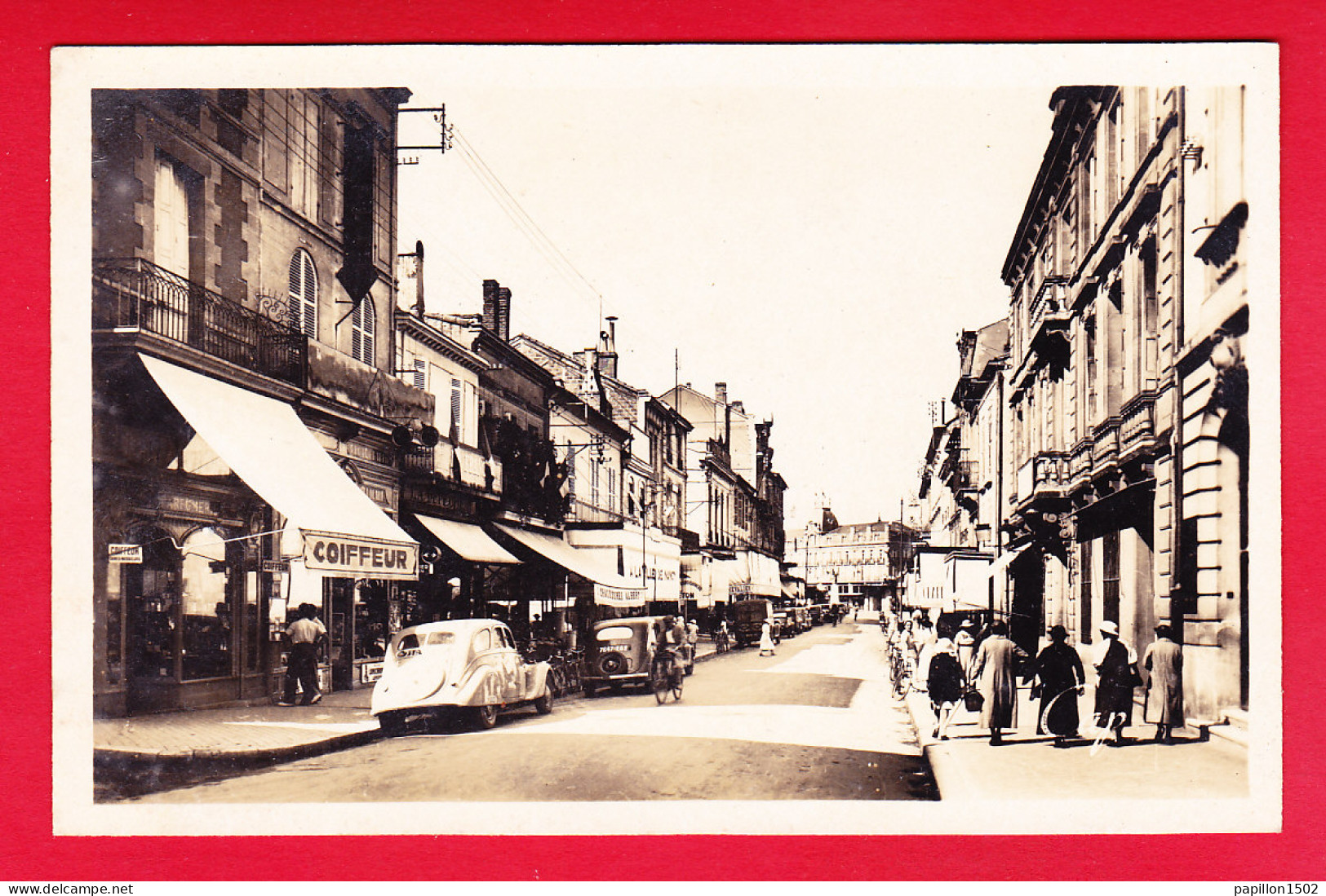 F-24-Bergerac-15P83  La Rue Du Marché, Commerces, Vieilles Voitures, Animation, BE - Bergerac