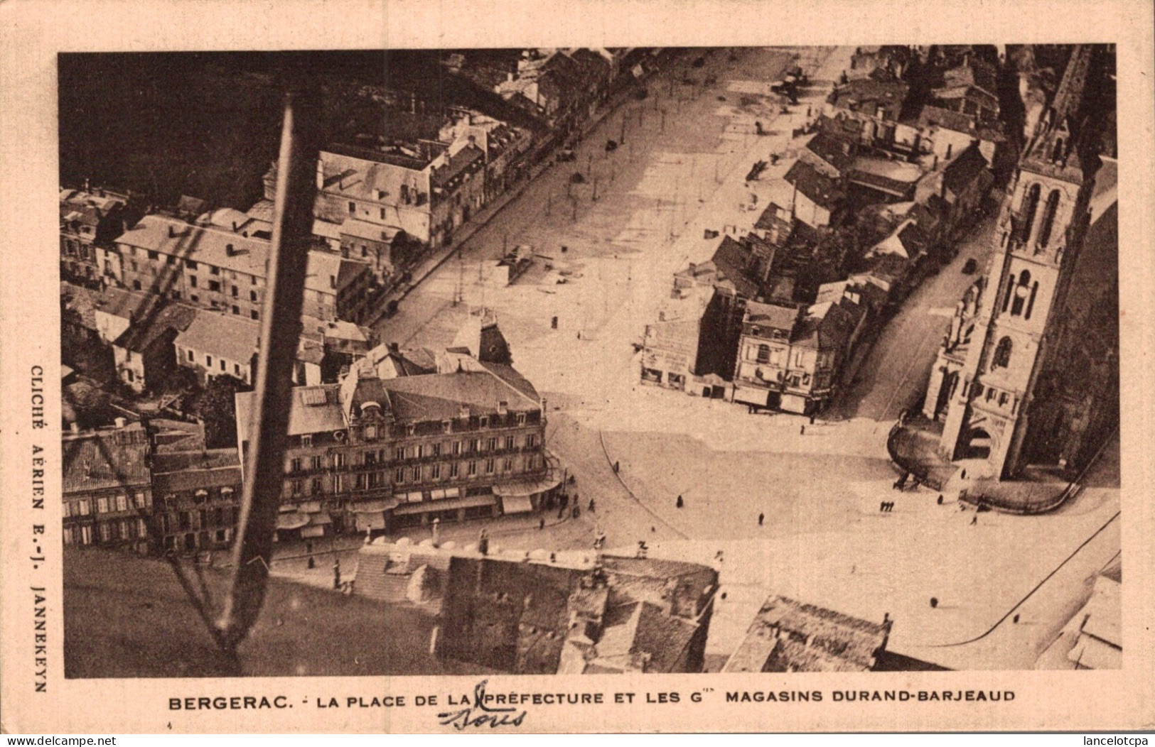 24 - BERGERAC / LA PLACE DE LA PREFECTURE ET LES GRANDS MAGASINS DURAND BARJEAUD - Bergerac