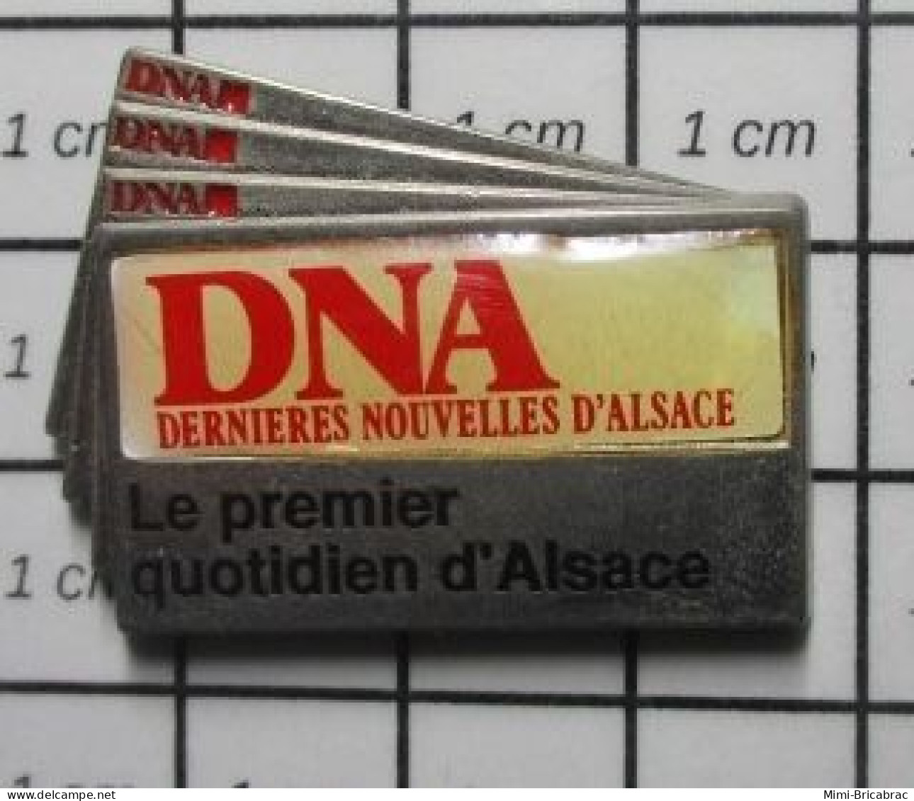 1618A Pin's Pins / Rare & Belle Qualité !!! MEDIAS / JOURNAL DNA DERNIERES NOUVELLES D'ALSACE Mini Pin's ARCapEA - Médias