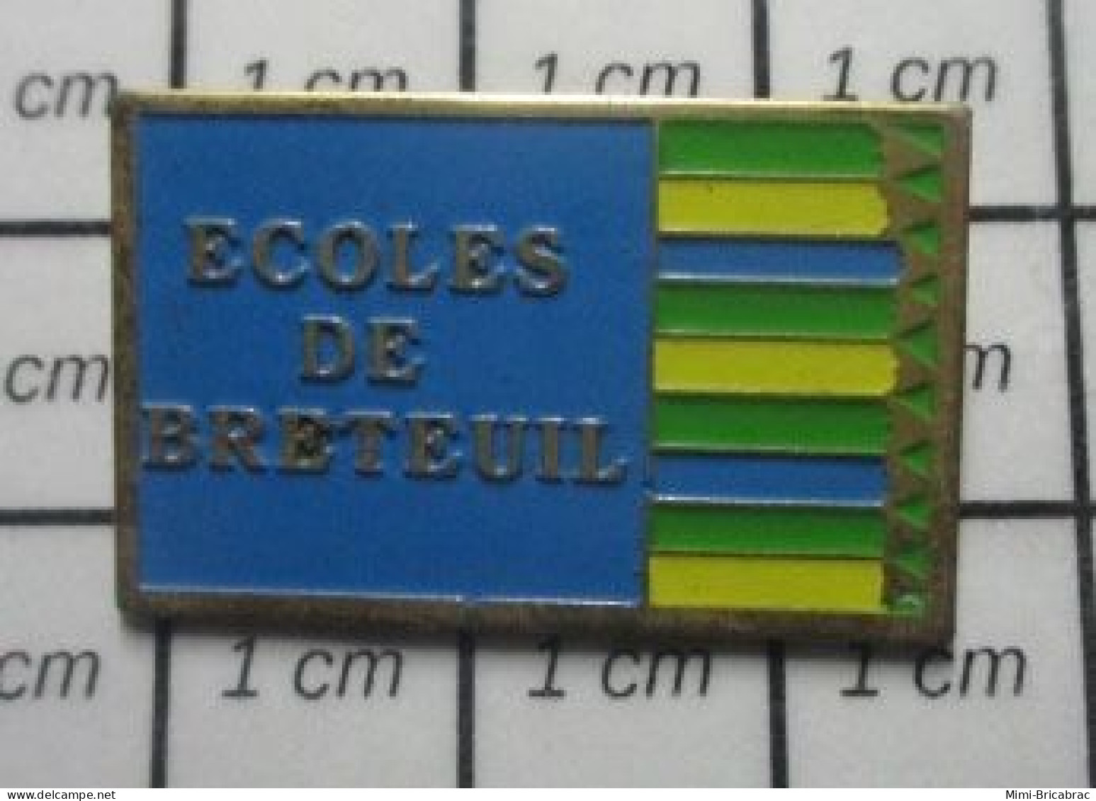 1618A Pin's Pins / Beau Et Rare : ADMINISTRATIONS / ECOLeS De BRETEUIL BOITE DE CRAYONS DE COULEURS - Administration