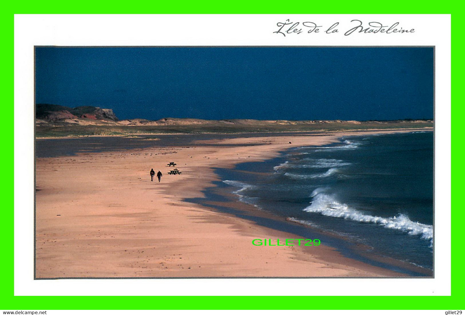 ÎLES DE LA MADELEINE, QUÉBEC - RANDONNÉE SUR LA PLAGE DE LA GRANDE ÉCHOUERIE - PHOTO, MICHEL BONATO - 11.5 X 16.5 Cm - - Non Classés