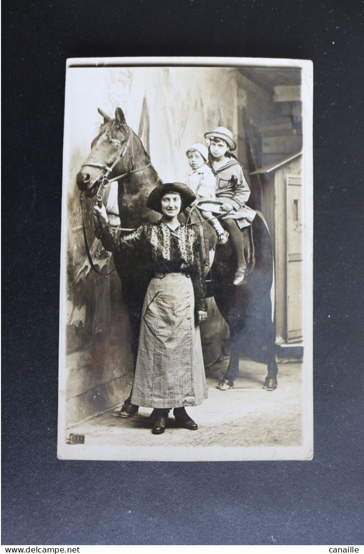 S-C-70 / Cheval - Photo De Famille .  Femme Et Enfant Sur Un Cheval / 1917 - Pferde