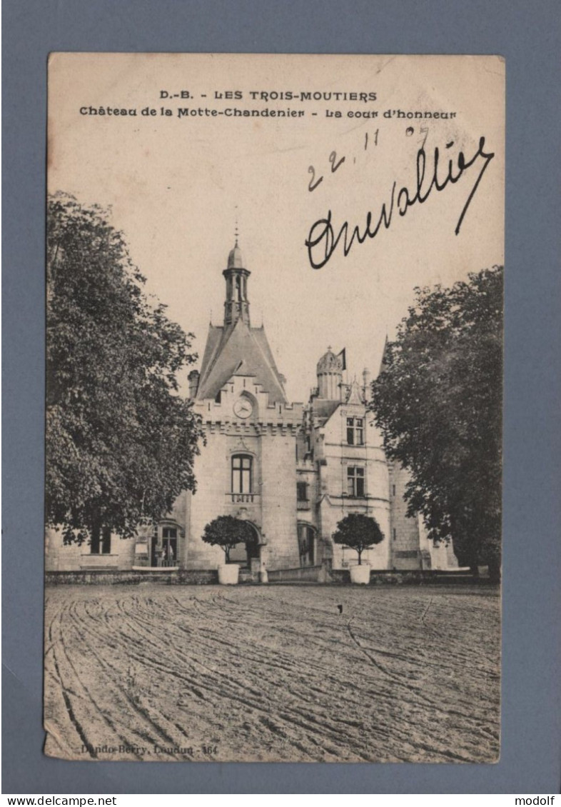 CPA - 86 - Les Trois-Moutiers - Château De La Motte-Chandenier - La Cour D'honneur - Circulée En 1907 - Les Trois Moutiers