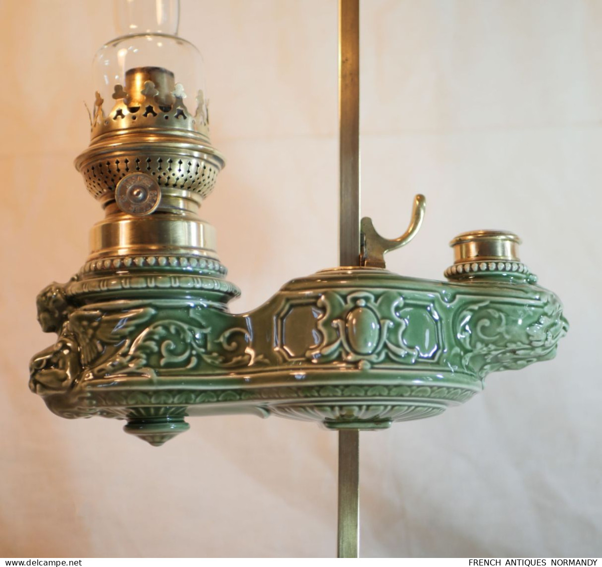 Lampe De Travail Peigniet Changeur Porcelaine Emaillée Verte à Décor De Sphinge Vers 1880  Ref BX24LMP001 - Luminaires & Lustres