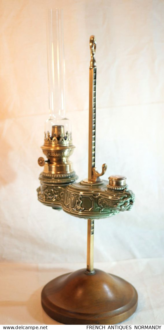 Lampe De Travail Peigniet Changeur Porcelaine Emaillée Verte à Décor De Sphinge Vers 1880  Ref BX24LMP001 - Lantaarns & Kroonluchters