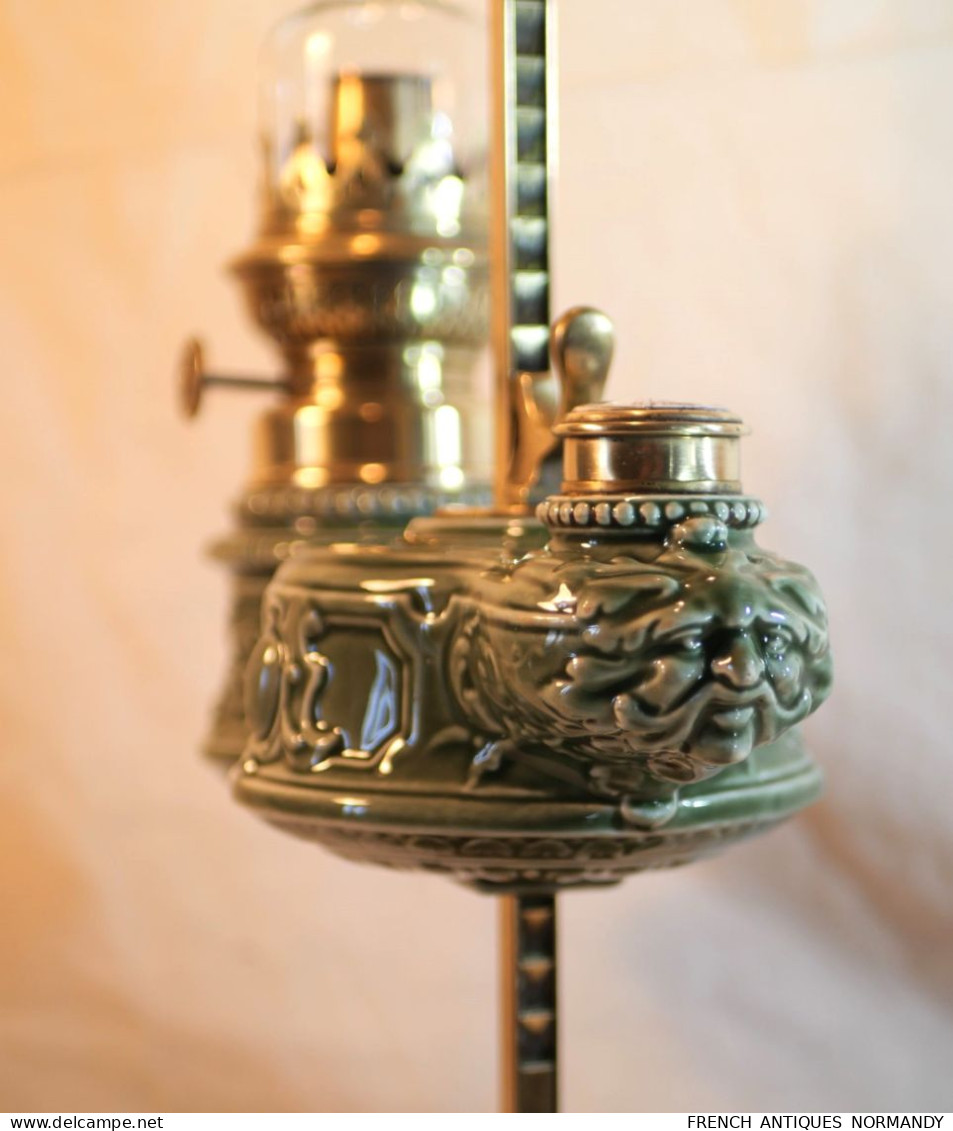 Lampe De Travail Peigniet Changeur Porcelaine Emaillée Verte à Décor De Sphinge Vers 1880  Ref BX24LMP001 - Lámparas Y Arañas