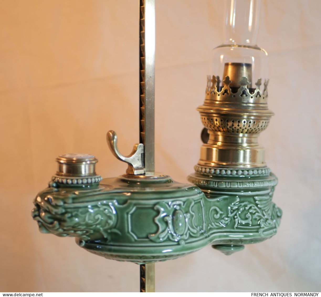 Lampe De Travail Peigniet Changeur Porcelaine Emaillée Verte à Décor De Sphinge Vers 1880  Ref BX24LMP001 - Leuchten & Kronleuchter