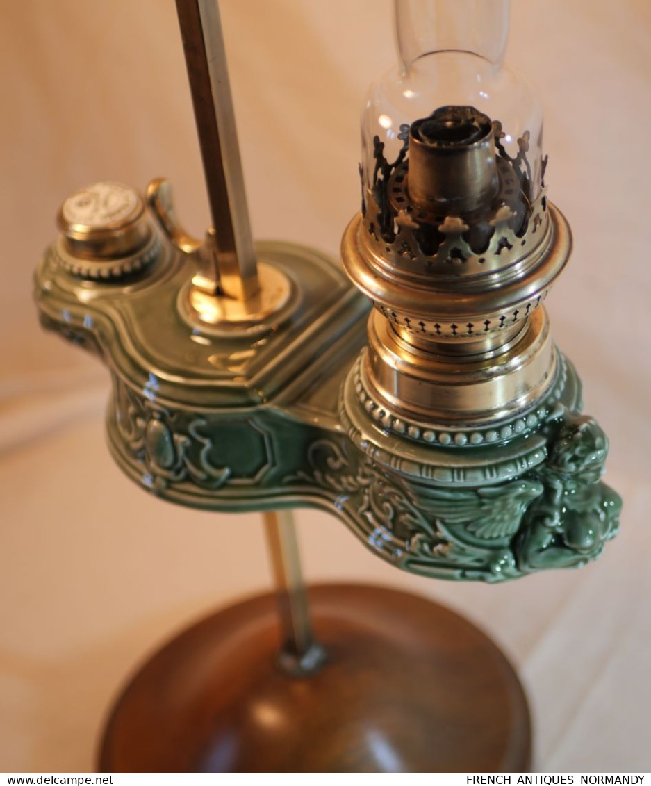 Lampe De Travail Peigniet Changeur Porcelaine Emaillée Verte à Décor De Sphinge Vers 1880  Ref BX24LMP001