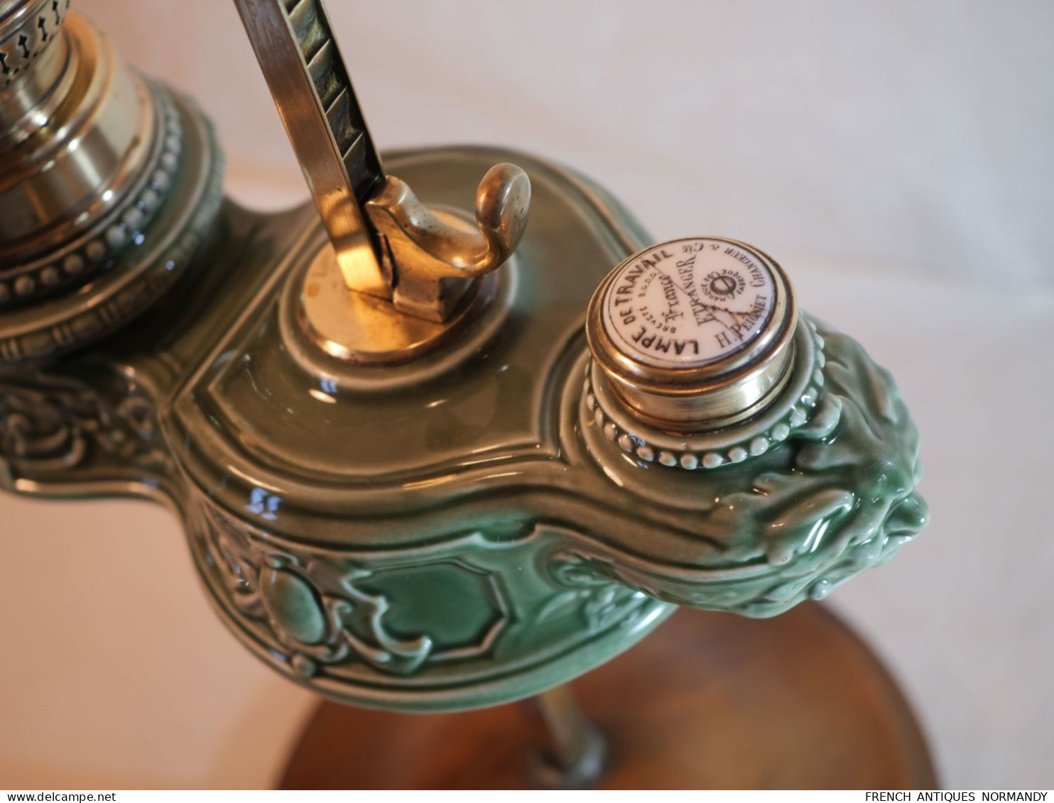 Lampe De Travail Peigniet Changeur Porcelaine Emaillée Verte à Décor De Sphinge Vers 1880  Ref BX24LMP001