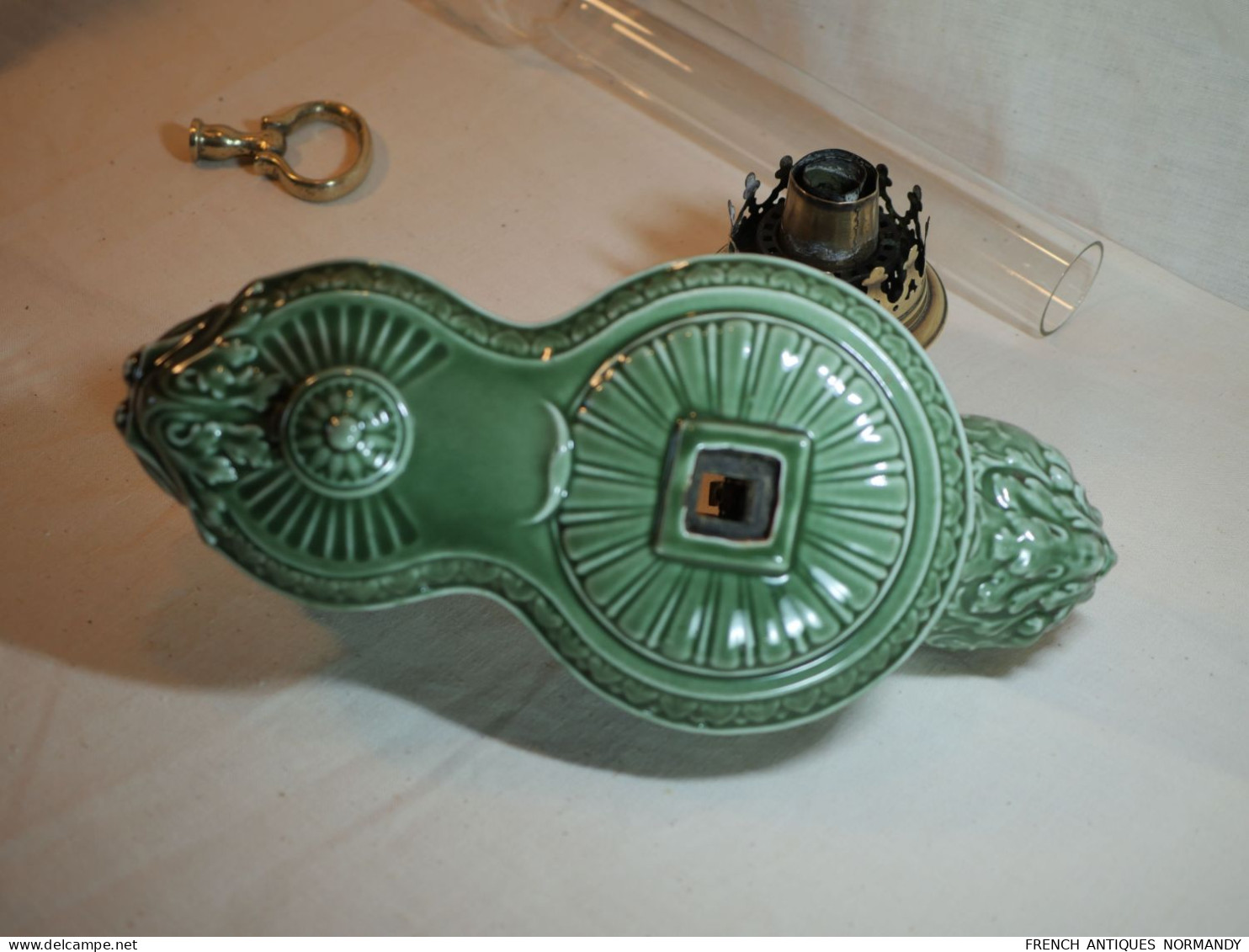 Lampe De Travail Peigniet Changeur Porcelaine Emaillée Verte à Décor De Sphinge Vers 1880  Ref BX24LMP001