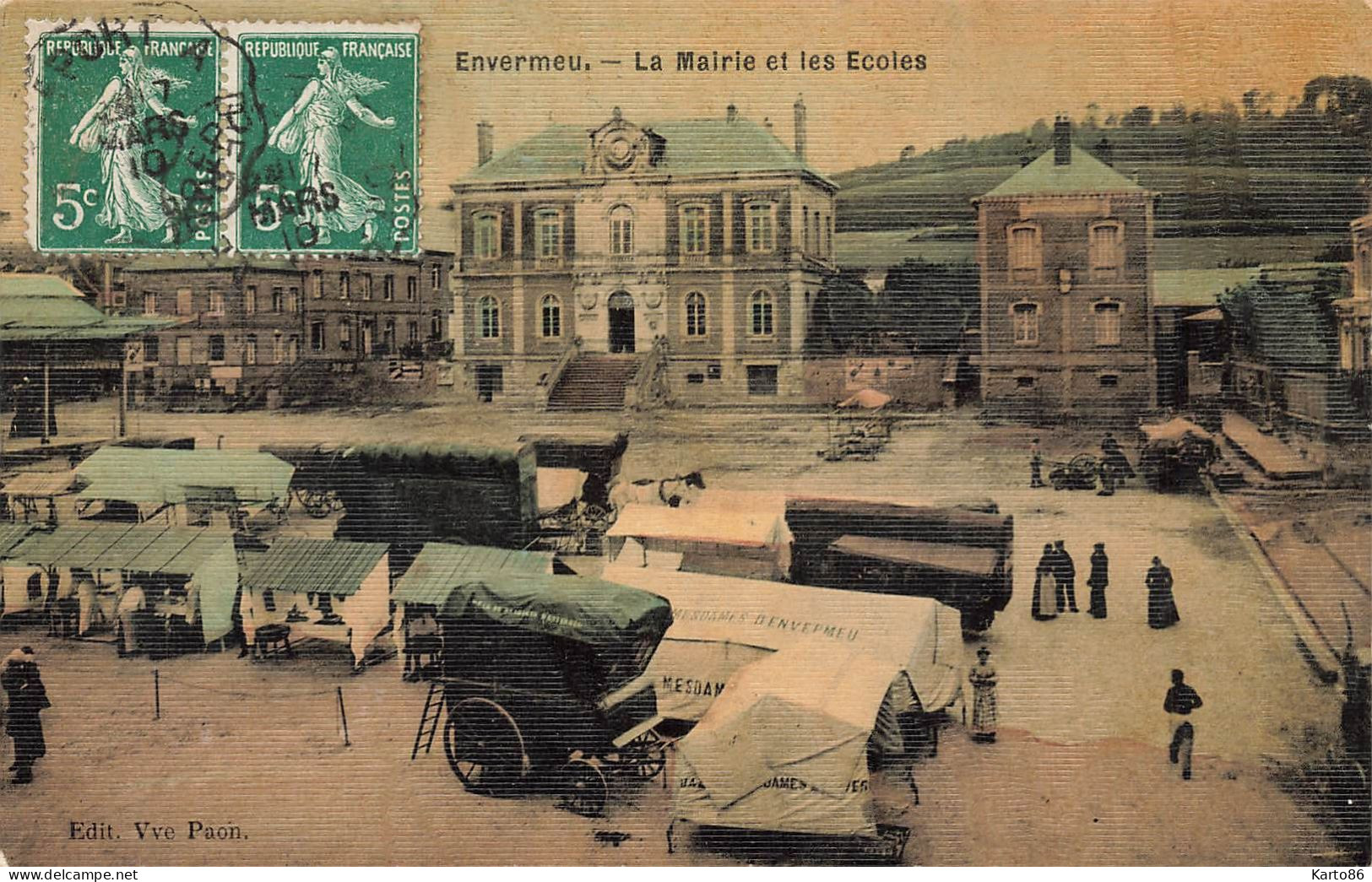 Envermeu * Place De La Mairie Et Les écoles * Jour De Marché Foire * Cpa Toilée Colorisée - Envermeu