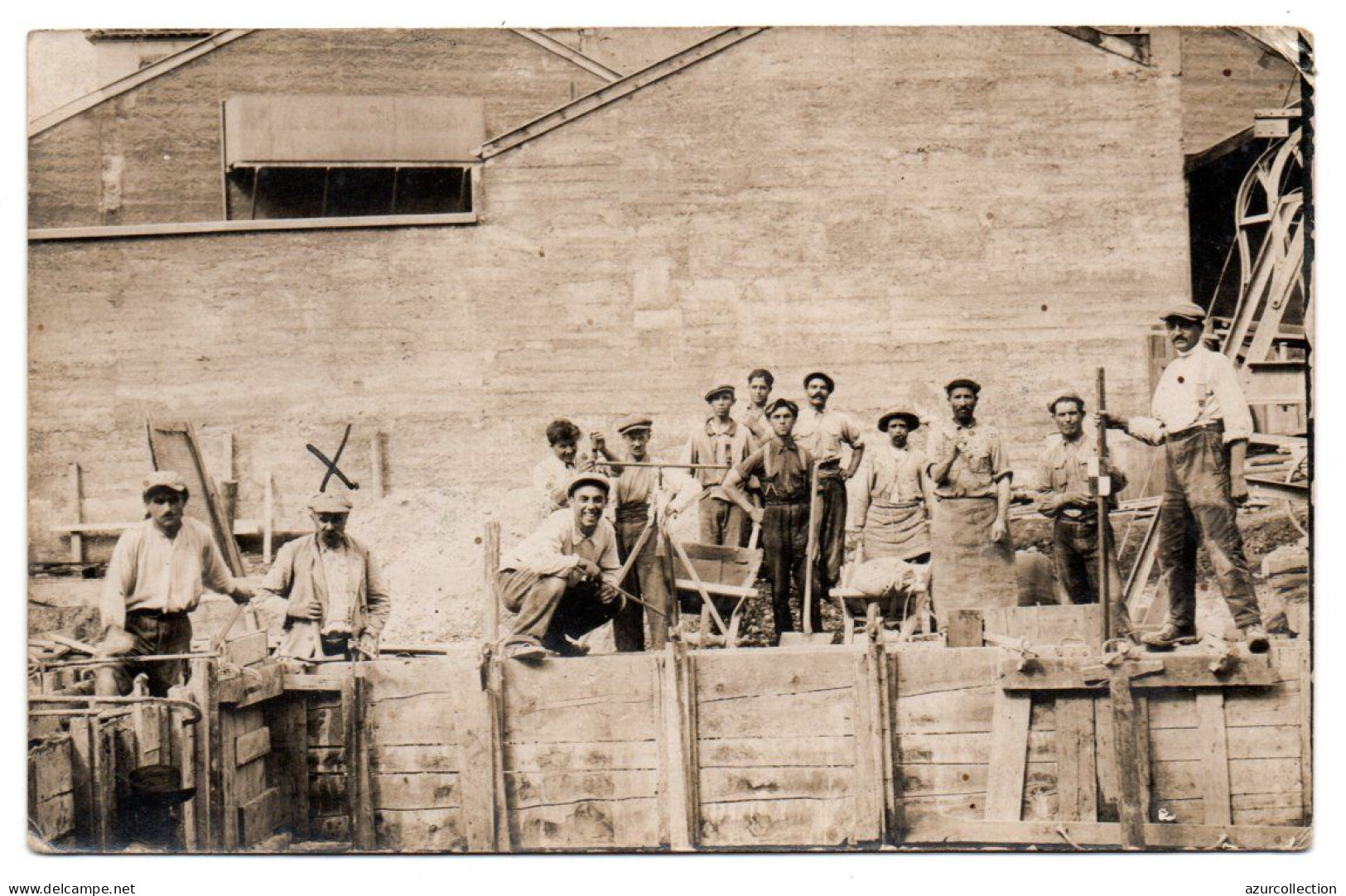 Groupe De Maçons Sur Un Chantier. Carte Photo Animée Non Située - Artesanal