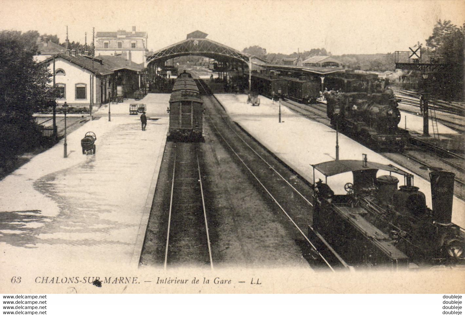 D51 CHALONS SUR MARNE Intérieur De La Gare ......... Avec Trains Gros Plan - Châlons-sur-Marne