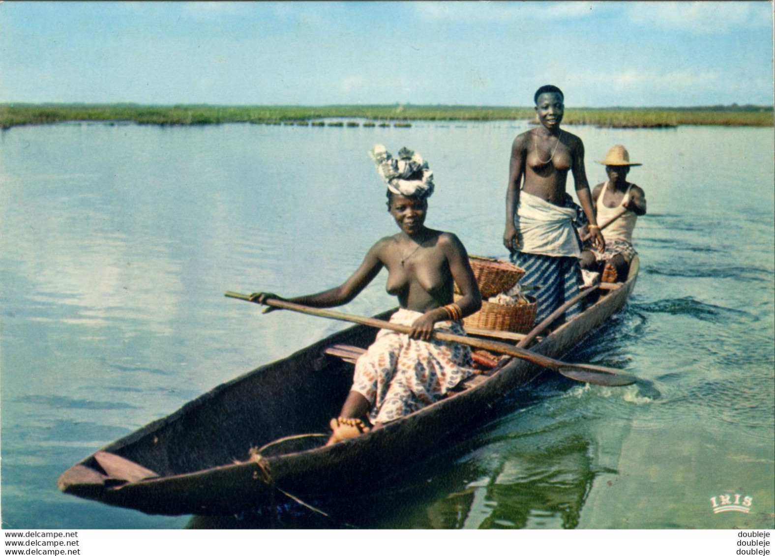 Scène Africaine Sur Le Fleuve Datée De Douala   .........  Avec Seins Nus - Africa