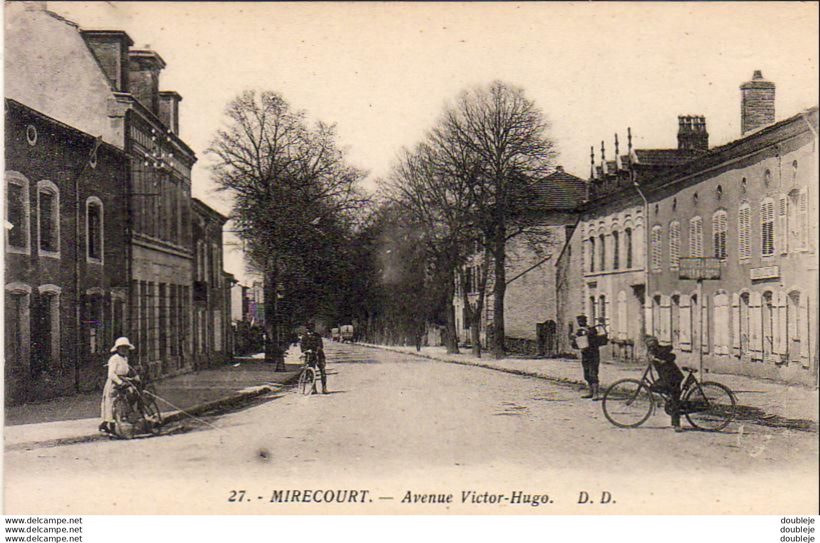 D88   MIRECOURT  Avenue Victor Hugo ........  Avec Vélos Et Cyclistes - Mirecourt