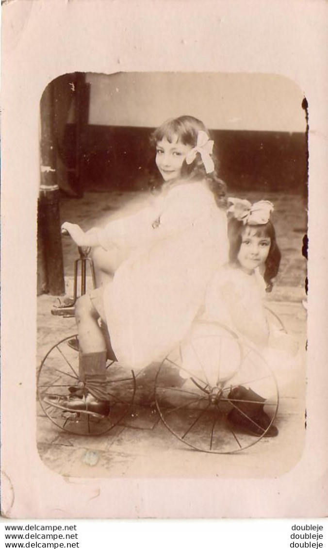 PETITES FILLES  AU TRICYCLE  .........  CARTE PHOTO - Cyclisme