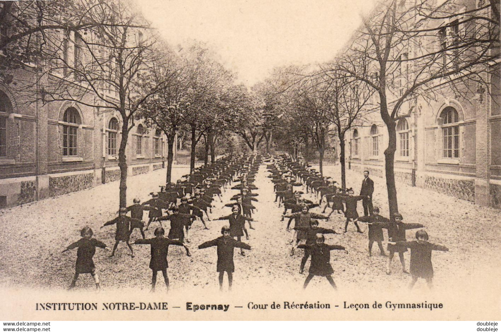 D51 EPERNAY INSTITUTION NOTRE DAME Cour De Récréation Leçon De Gymnastique  ... PEU COURANTE - Epernay