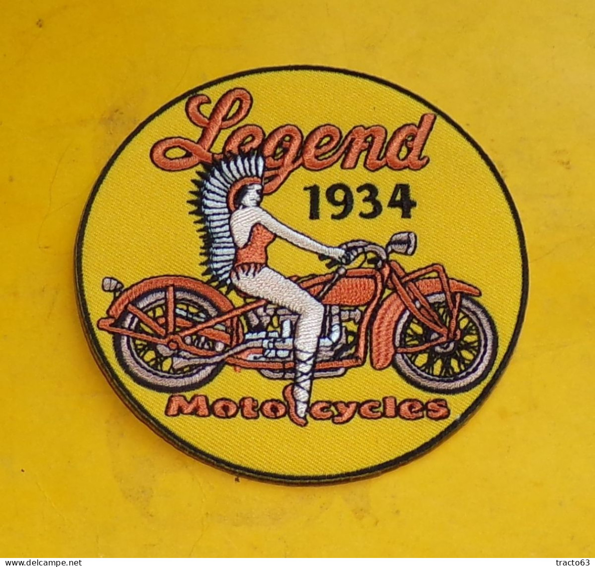 TISSU PATCH :   LEGEND 1934 MOTO CYCLES  , DIAMETRE 9 CM , BON ETAT VOIR PHOTOS . POUR TOUT RENSEIGNEMENT ME CONTACTER. - Blazoenen (textiel)