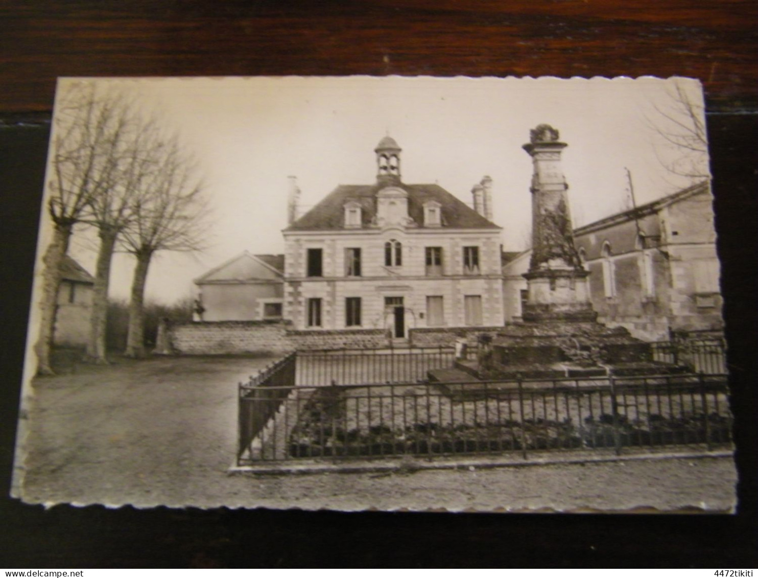 CPA - Ile Bouchard (37) - Hôtel De Ville - Monument Aux Morts - 1940 - SUP (HT 11) - L'Île-Bouchard