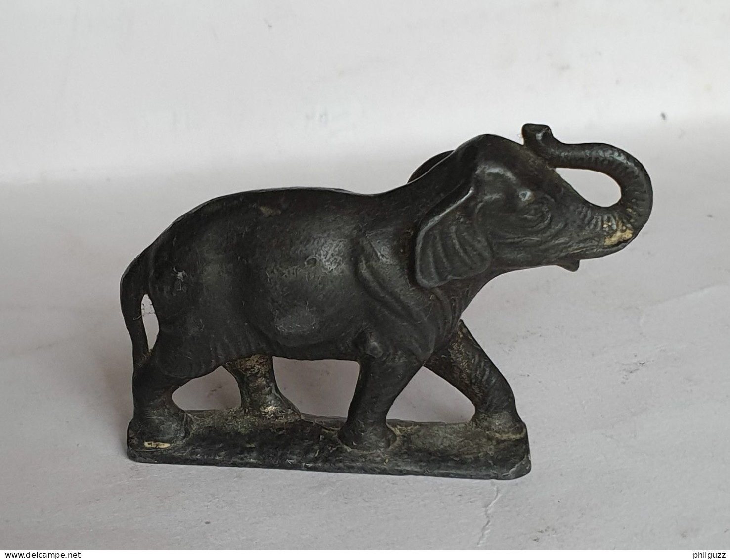 FIGURINE Marque Inconnue ELEPHANT EN METAL Sur Une Terrasse - Altri & Non Classificati