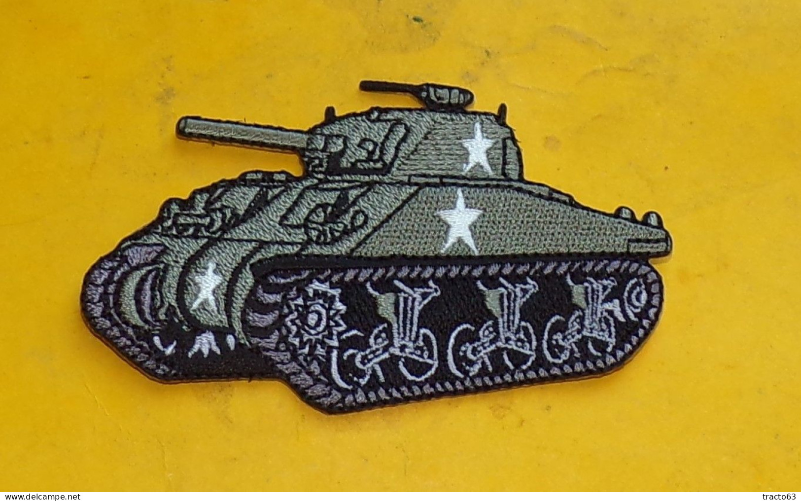 TISSU PATCH :  CHAR BLINDE SHERMAN , DIAMETRE 9 CM , BON ETAT VOIR PHOTO . POUR TOUT RENSEIGNEMENT ME CONTACTER. REGARDE - Patches