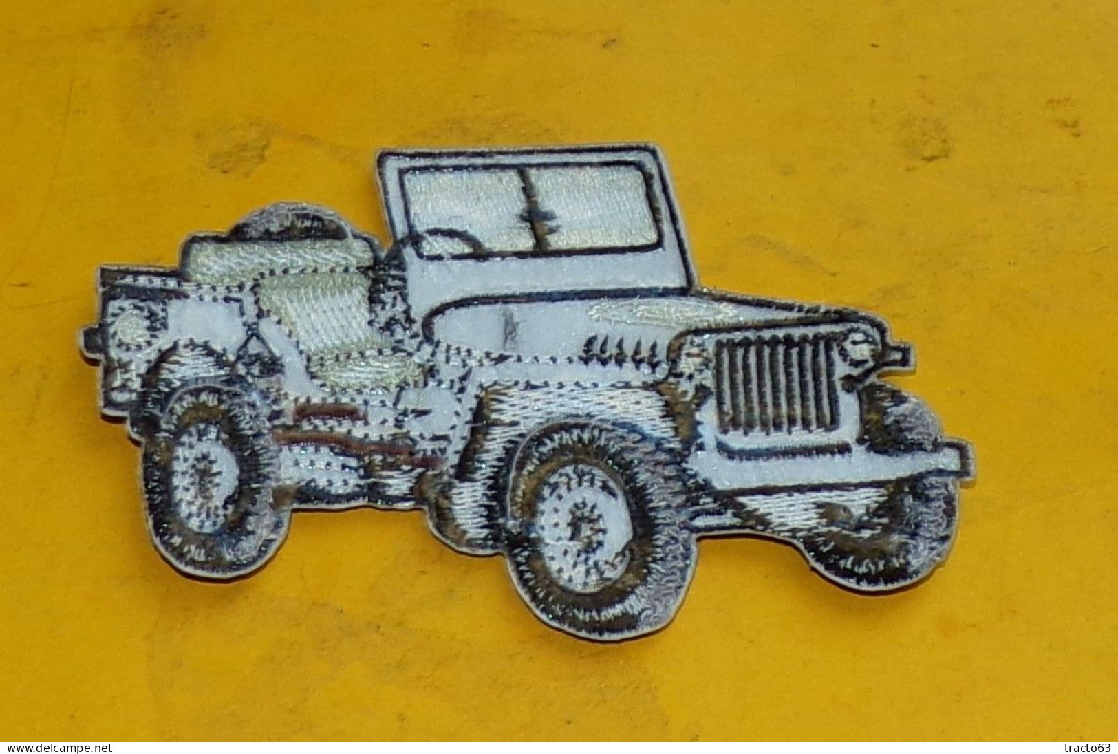 TISSU PATCH : JEEP  , DIAMETRE 9 CM , BON ETAT VOIR PHOTO . POUR TOUT RENSEIGNEMENT ME CONTACTER. REGARDEZ MES AUTRES VE - Patches