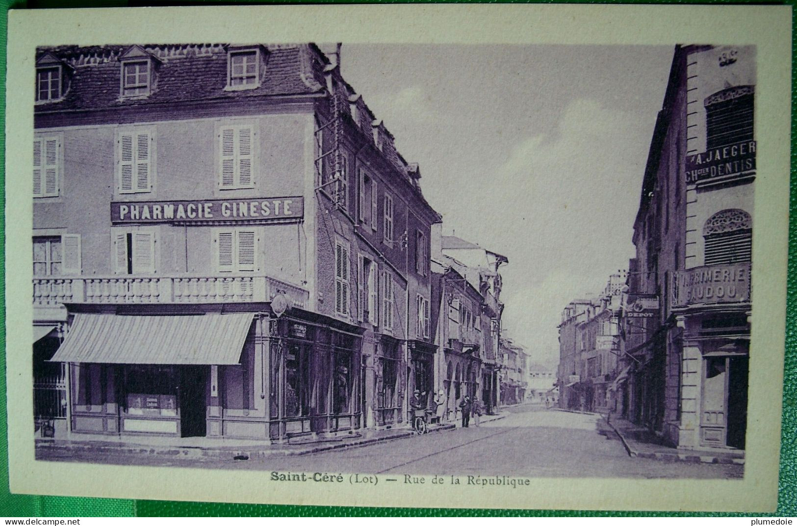 Cpa 46  SAINT CERE Animée ,  PHARMACIE GINESTE, DENTISTE JAEGER , IMPRIMERIE GAUDOU , RUE REPUBLIQUE, EDIT PECHBREIL - Saint-Céré